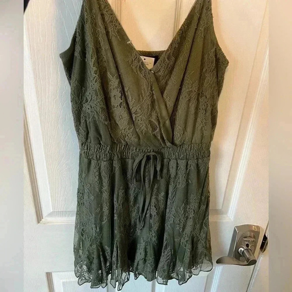Trixxi Women’s Lace Surplice Romper. NWT. Size small - Picture 6 of 7